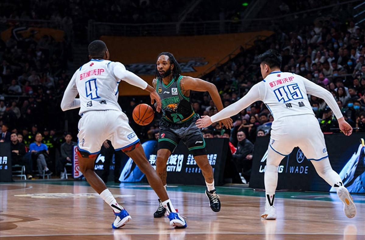 辽宁队遭遇紧张战局，球员集中训练