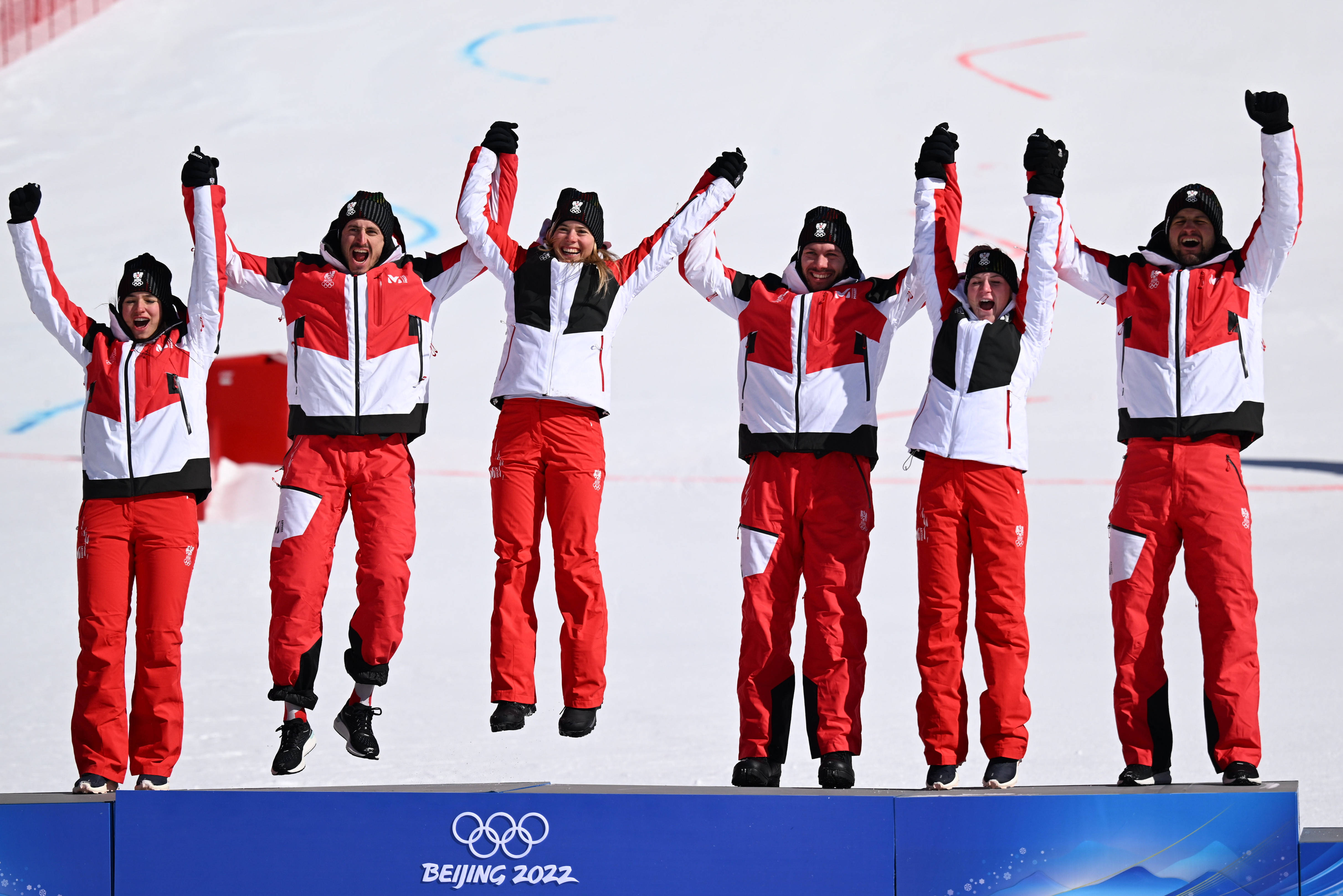 包含瑞士滑雪队风卷残云，取得两项金牌的词条
