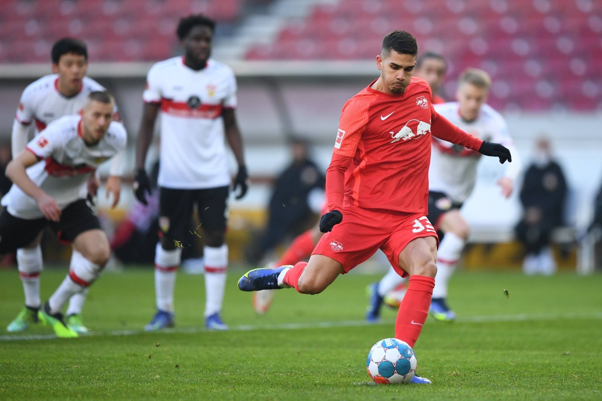 包含莱比锡红牛主场击败对手，保持不败纪录的词条