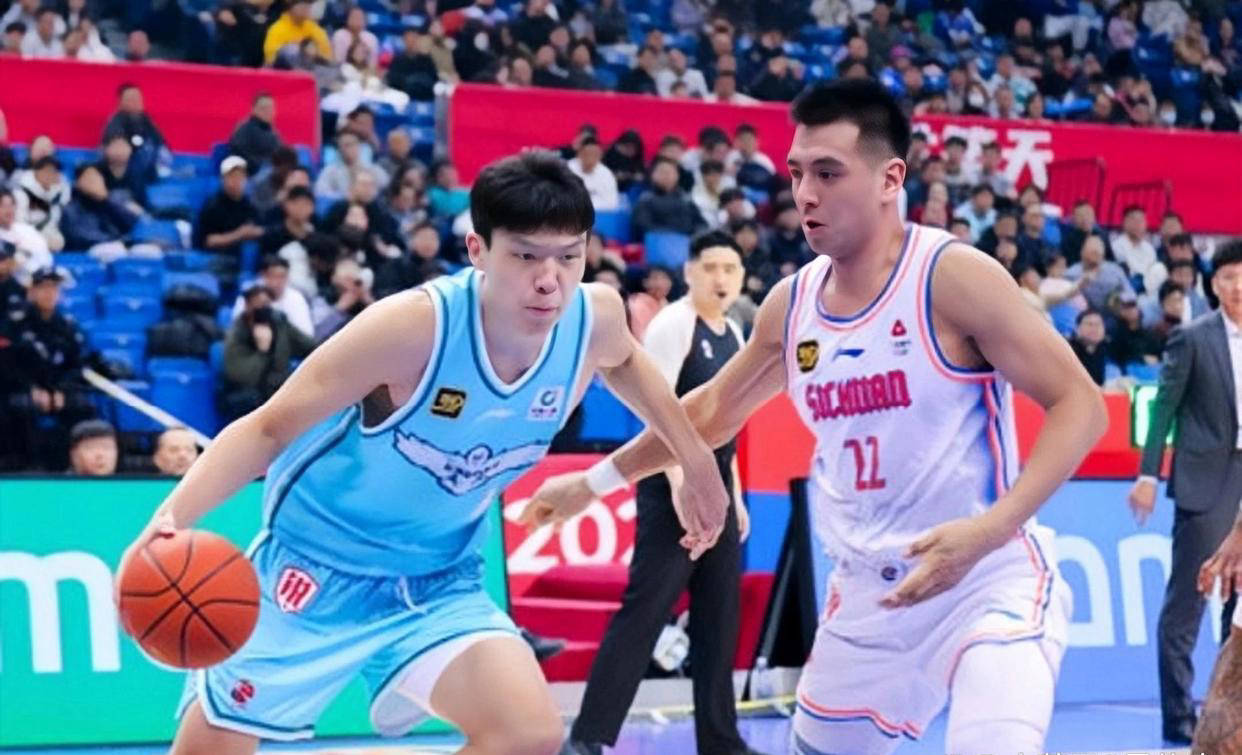 包含四川男篮再遭失败，教练组迅速调整战术备战的词条