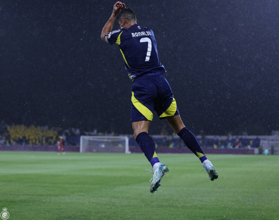 C罗打破进球荒，皇马球迷集体高唱助威！的简单介绍