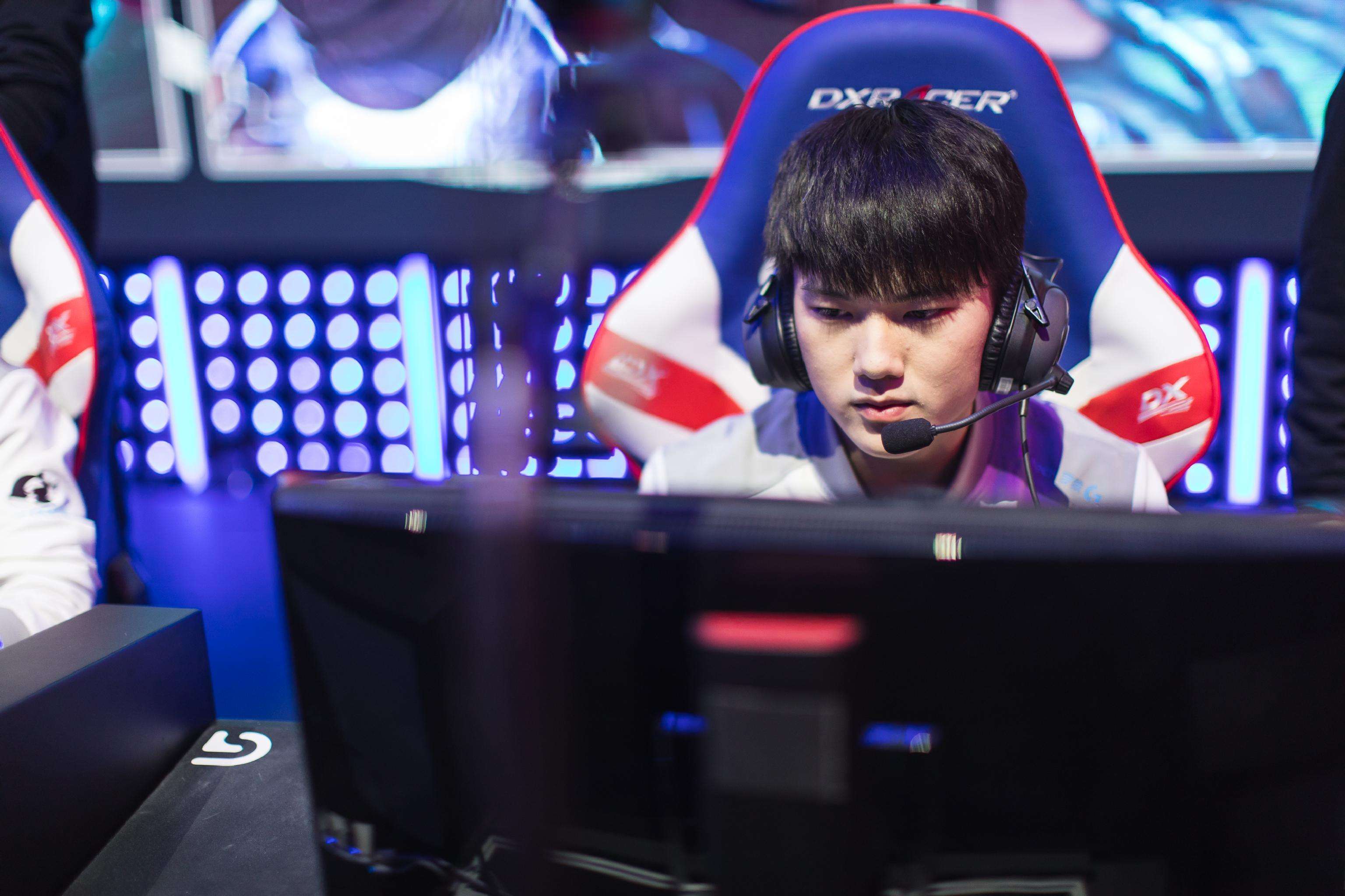 莱万多夫斯基巅峰对决，JackeyLove与70激战IG分钟，挺进下一轮胜负难料！的简单介绍